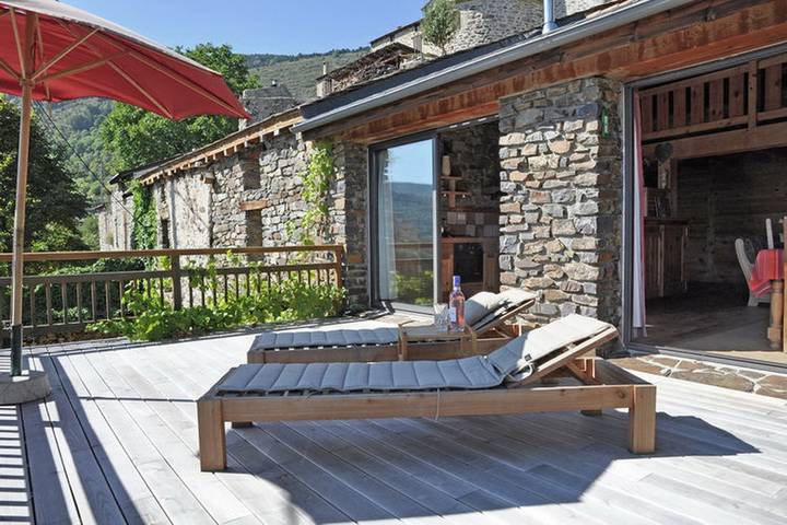 Location de vacances pour 8 personnes, avec terrasse et jardin à Ayguatébia-Talau