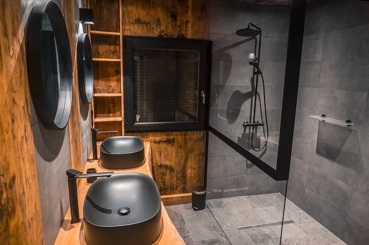 Magnifique chalet dans un ilot de verdure. 2 étangs, sauna et jacuzzi privatif in Saint-Nabord, Région d'Épinal