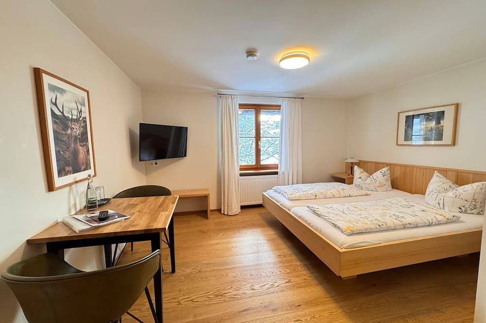 Ganze Wohnung, Gemütliches und modernes Doppelzimmer, mit Sitzecke, Sat-Tv und Badezimmer in Seebach (Ortenaukreis), Mittlerer Schwarzwald