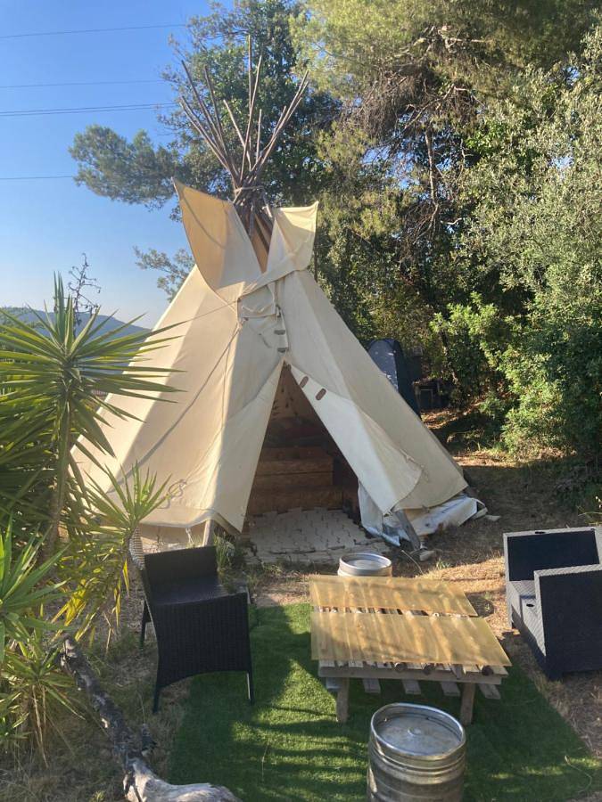 Tente pour 4 personnes, avec Jacuzzi et Terrasse ainsi que Jardin et Piscine