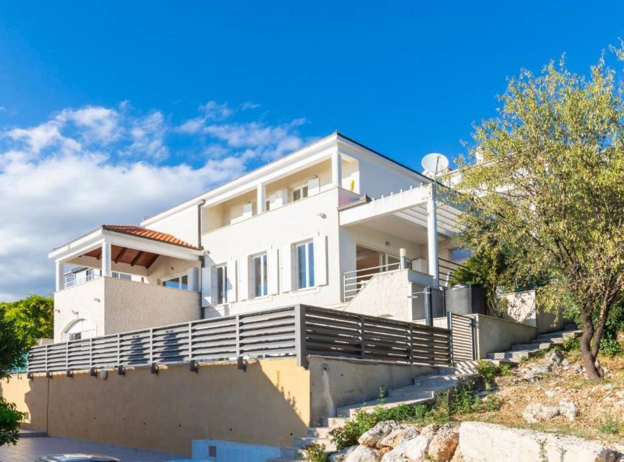Villa für 15 Personen mit Balkon in Stanici, Omis-Riviera