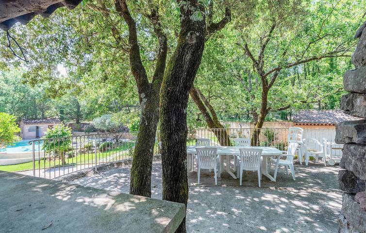 Location de vacances pour 8 personnes, avec terrasse ainsi que jardin et piscine à Saint-Maximin-la-Sainte-Baume - 3