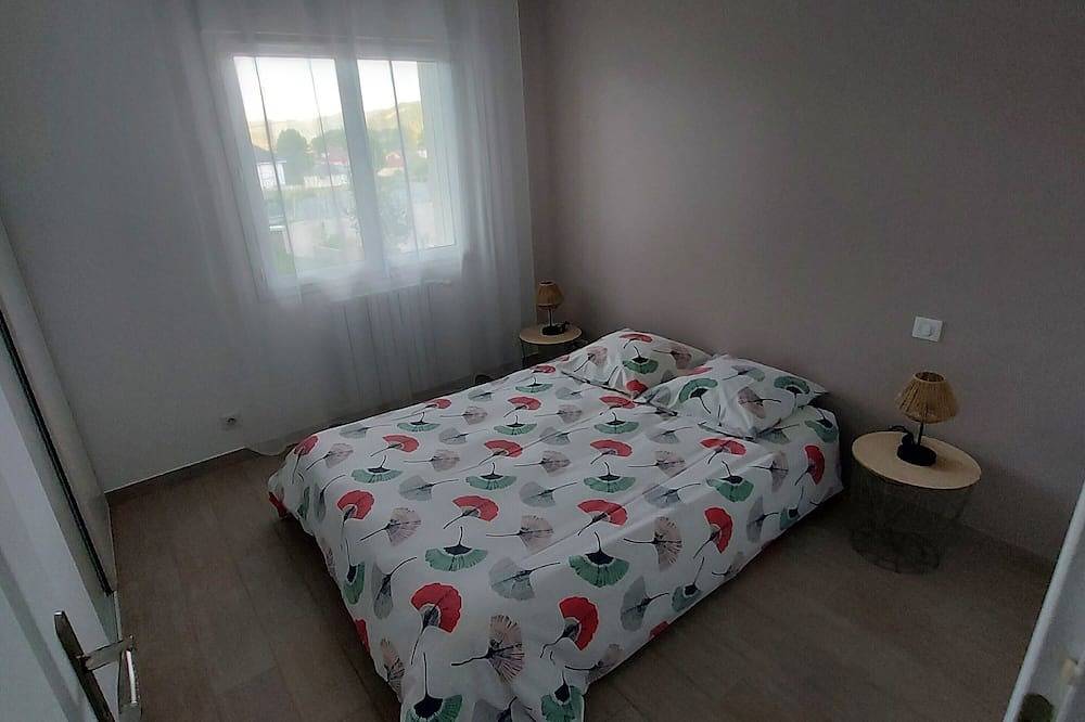 Appartement entier, Appartement T3 dans une maison individuelle + parking sécurisé in Montréal-la-Cluse, Nantua
