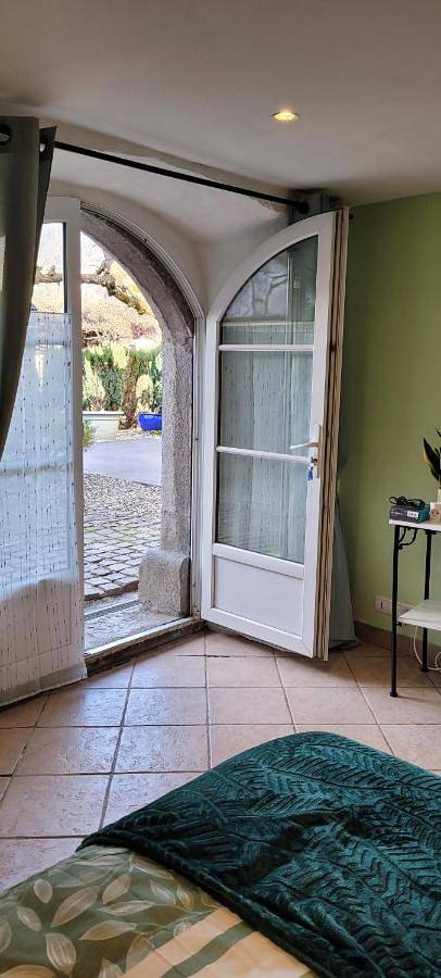 Gîte pour 2 personnes, avec vue ainsi que terrasse et jardin à Ugine - 3