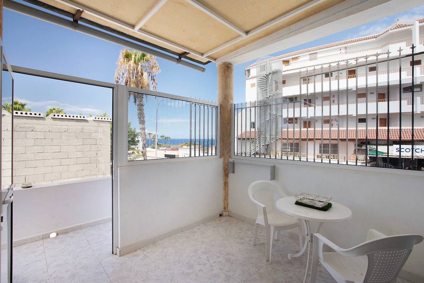 Estudio entero, Estudio vacacional 'Estudio 2 Costa Adeje' con vistas al mar, Wi-Fi y aire acondicionado in Playa Puerto Colón, Adeje