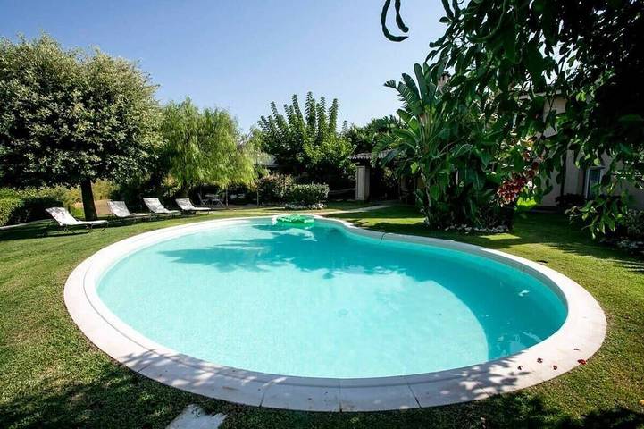 Ferienhaus für 13 Personen, mit Pool und Garten sowie Whirlpool und Balkon
