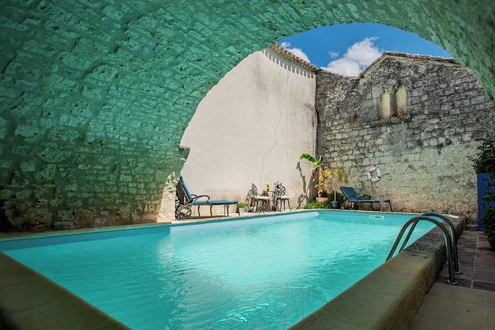 Location de vacances pour 6 personnes, avec jardin à Roquecor