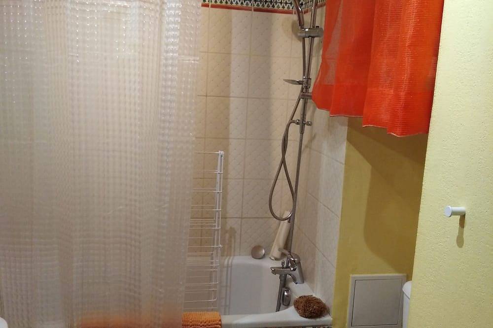 Entire apartment, 24m2 studio in private property with swimming pool and private parking space. in Sanary-sur-Mer, Toulon region