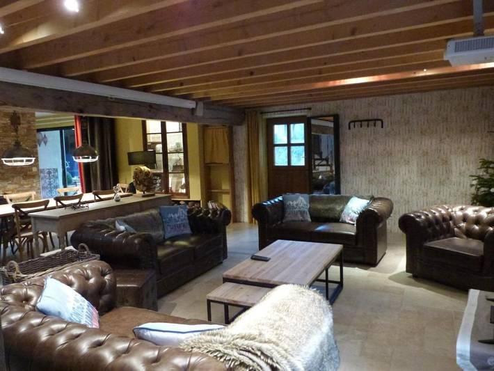 Gîte pour 20 personnes, avec jardin et vue à Athie