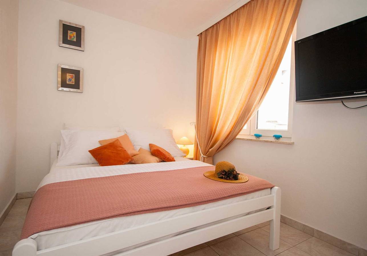 Hel studio-lejlighed, Studio Dubravka for two with a beautiful sea view, right on the beach in Zarok, Baska