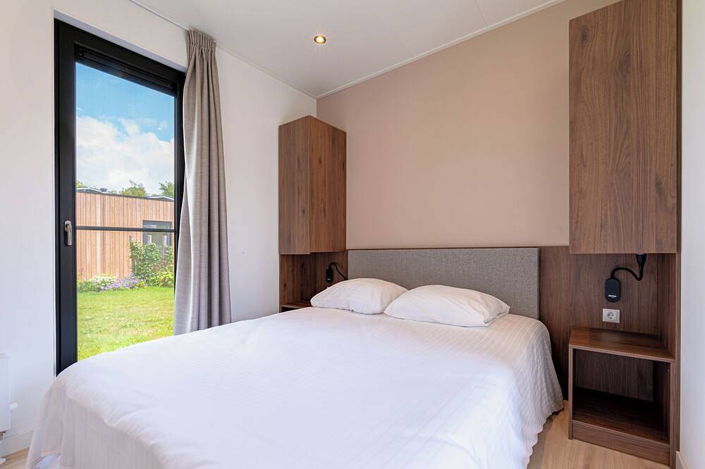 Waterlodge with outdoor sauna and hot tub for 6 guests, offering space and privacy by the water with a private jetty in the Achterhoek.ek. in Achterhoek