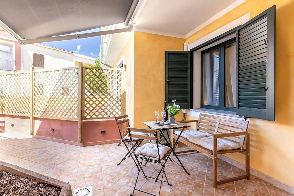Entire apartment, Cosy apartment for 4 guests with A/C, Tv, terrace and parking in Valledoria, Sassari Province