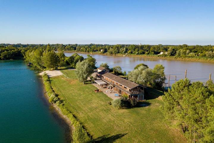 Location de vacances pour 25 personnes, avec Balcon et Terrasse ainsi que Jardin et Vue sur le lac à Baurech