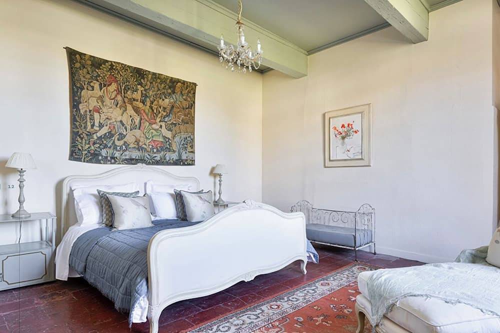 Beautiful 17c villa with private pool in Sw France in Lisle-sur-Tarn, Albi region