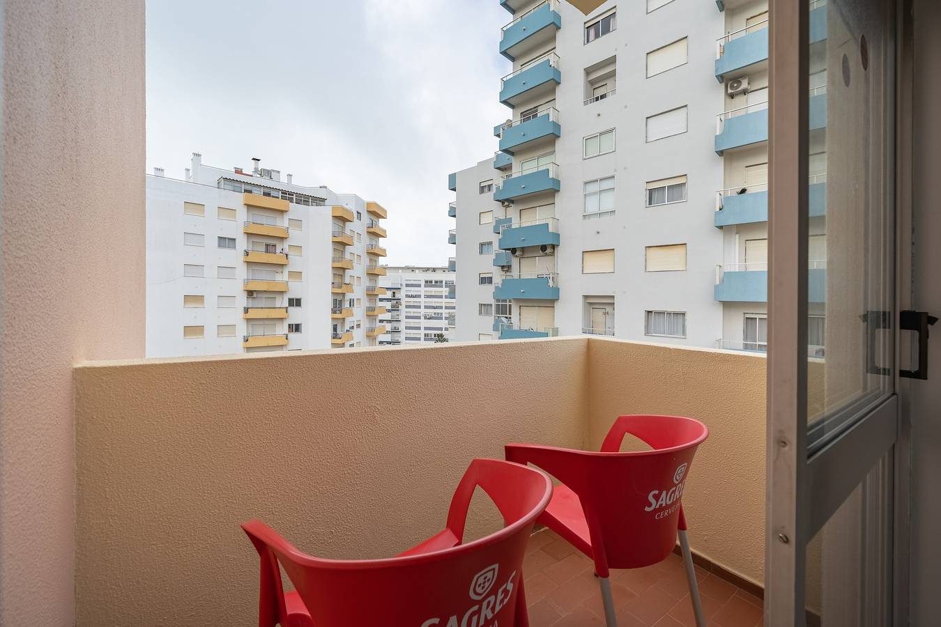Ganze Wohnung, Apartment 'T2 Superior' mit Gemeinschaftspool, Wlan und Klimaanlage in Praia da Rocha, Portimão