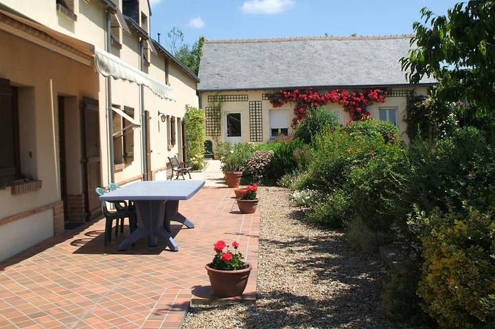 Gîte pour 14 personnes, avec jardin à Thoiré-sur-Dinan