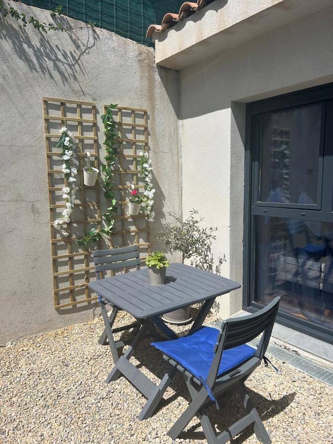 Gîte pour 2 personnes, avec terrasse ainsi que vue et piscine à Volx - 2