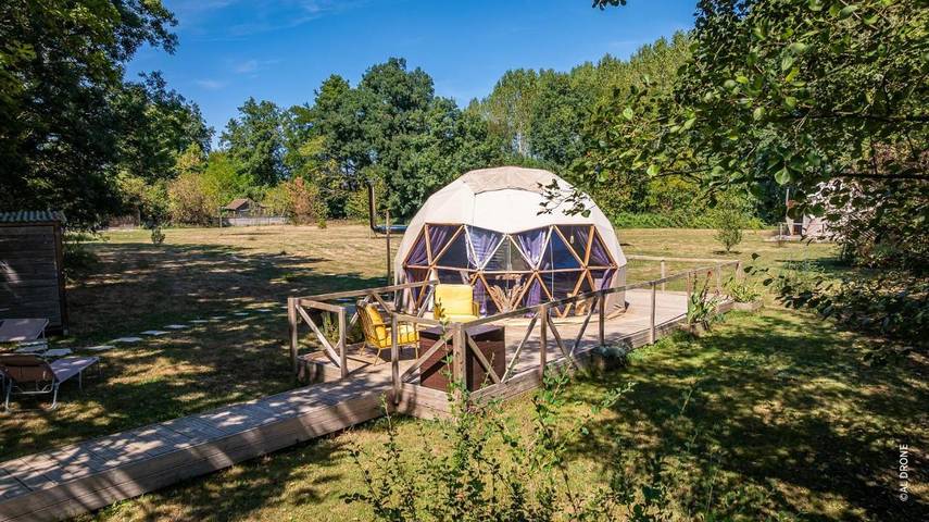 Camping para 2 personas, con vistas además de jardín y terraza en Ain