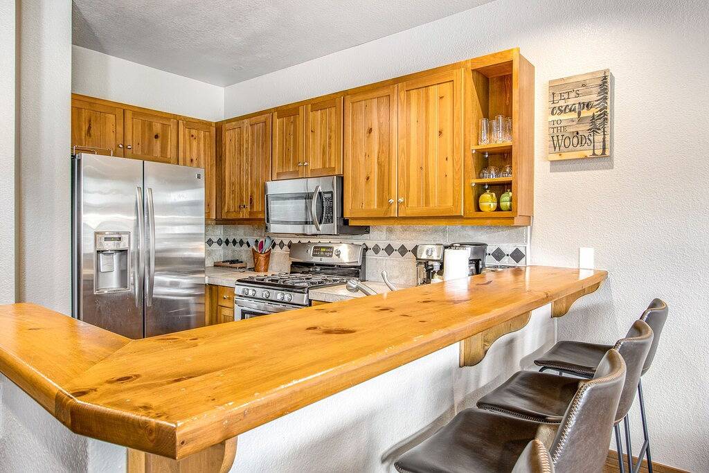 Townhome with fireplace & hot tub access - near skiing & golf in Arapahoe Basin