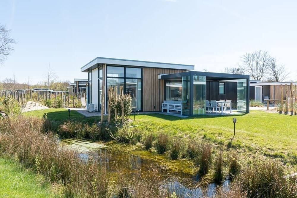 Dieses Chalet im Strandstil bietet alle Annehmlichkeiten für einen komfortablen Aufenthalt: ein gemü in Burgh-Haamstede, Zeeuwse Kust