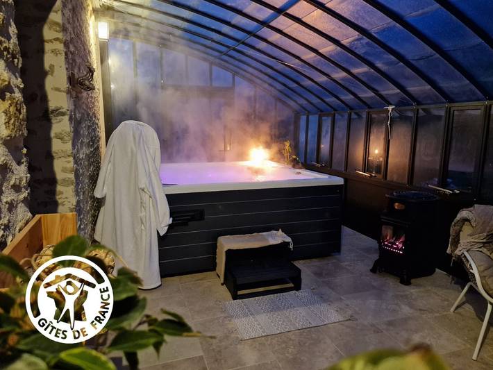 Gîte pour 4 personnes, avec jardin et piscine ainsi que terrasse et jacuzzi en Vendée - 3