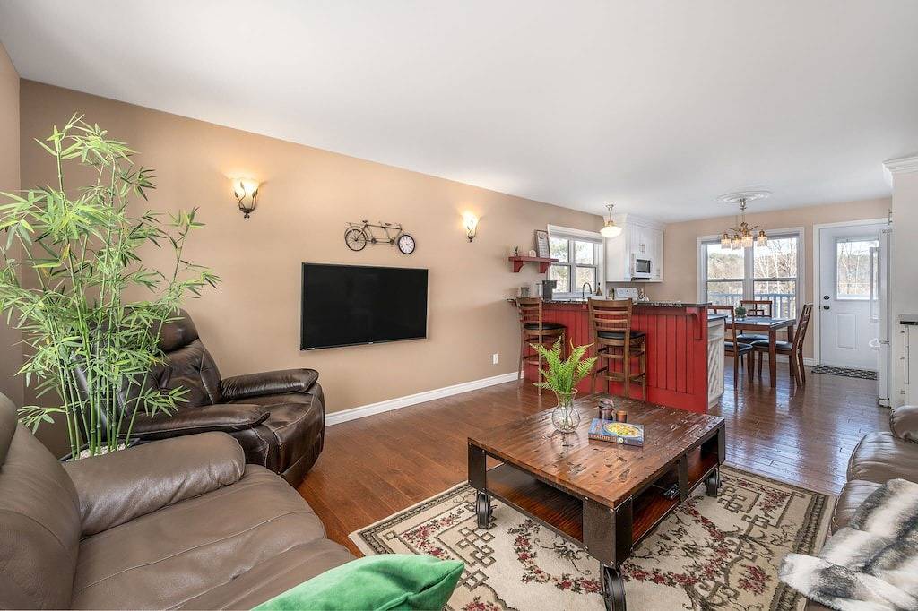 Pointe of View | Riverfront | Sled In/Out |Sleep 6 in Bancroft, Ontario