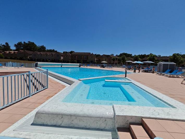 Location de vacances pour 6 personnes, avec piscine et vue ainsi que vue sur le lac et jardin, animaux acceptés à Monflanquin - 2