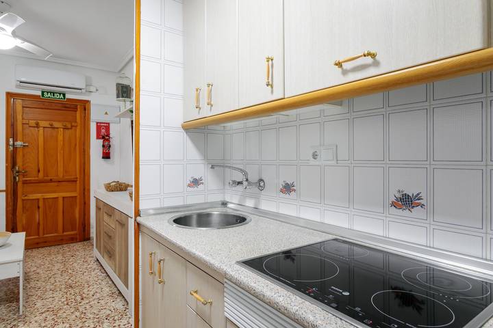 Apartamento entero, Apartamento 'Altea 16 en Santa Pola' con terraza privada, Wi-Fi y aire acondicionado in Platja Llisa (Santa Pola), Santa Pola