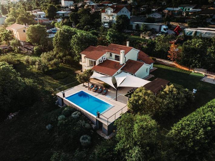 Villa für 8 Personen, mit Pool und Terrasse sowie Garten, mit Haustier in Rijeka