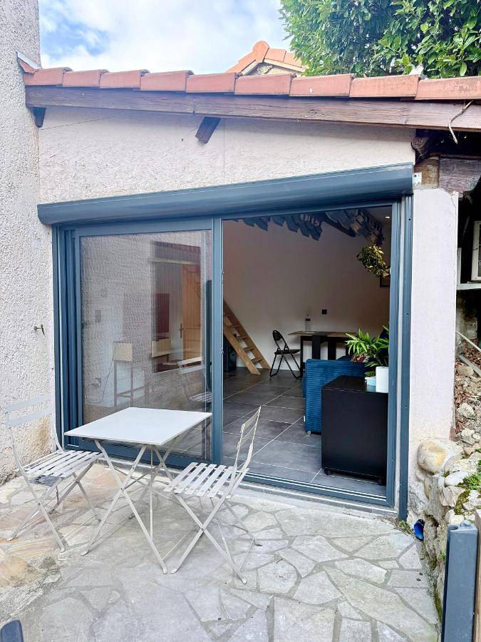Appartement entier, Renovated Studio 2026 New 160cm Bed 8 min de Lyon in Sathonay-Camp, Lyon et ses environs