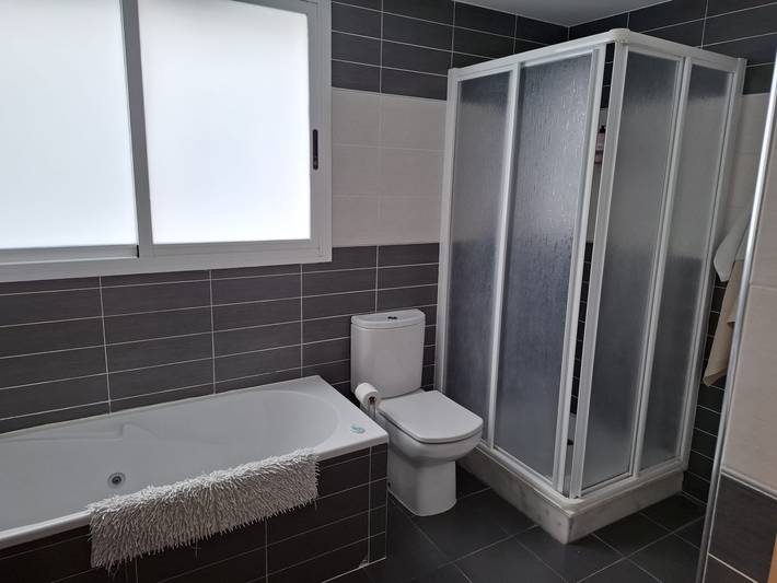 3 Bed Chalet-Pool-Pets-Hot Tub-Parking-Garden in Chiva, Valencia Province