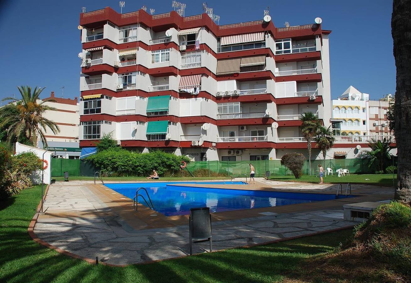 "Mini penthouse with Stunning Seaviews", piscina compartida y jardín in Nerja Centre, Nerja