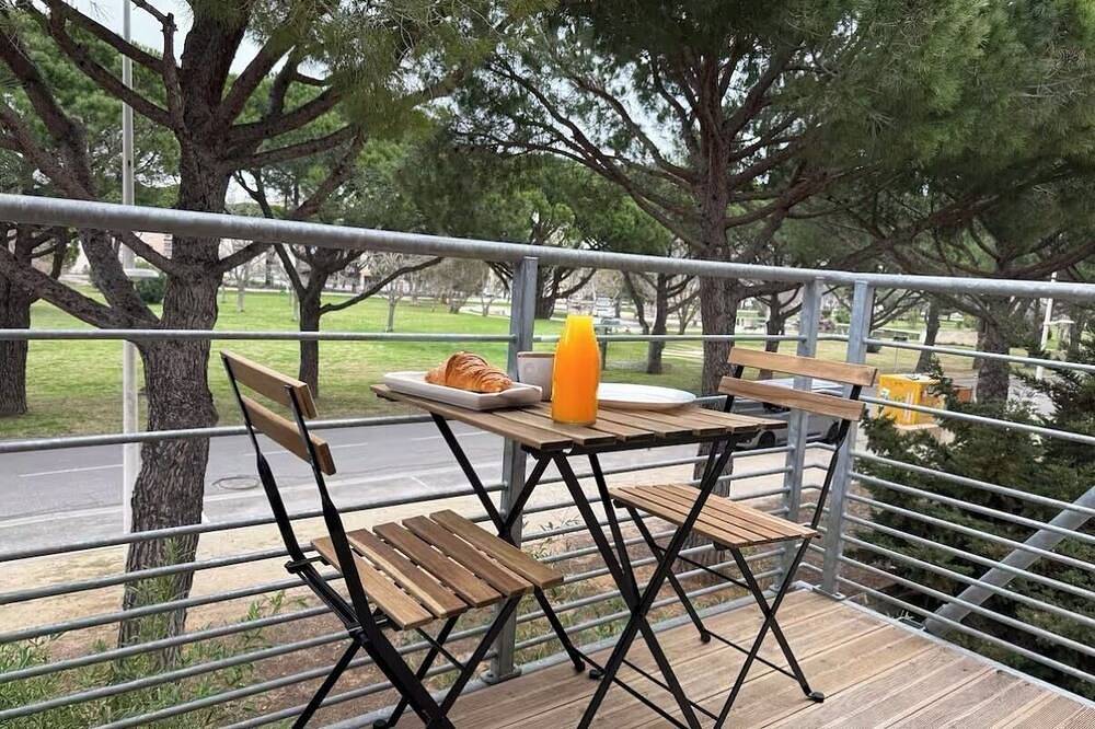 Entire apartment, Le Balcon du ponant- T3 with terrace/view of park in Port-Saint-Louis-du-Rhône, Arles region