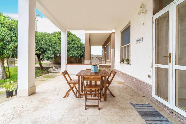 Villa for 4 people, with yard in Sicily