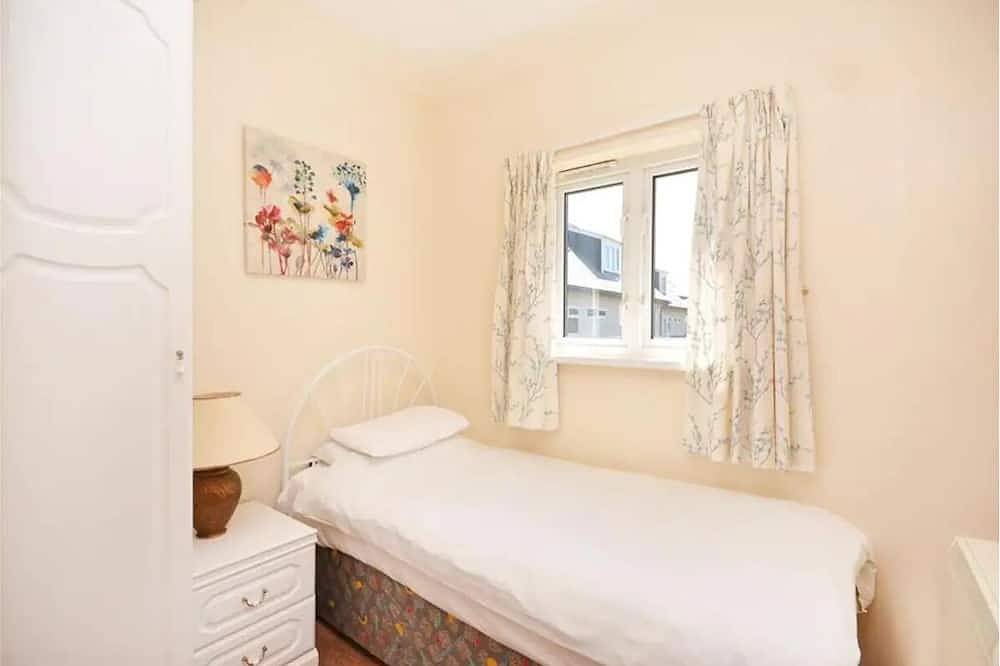 Entire apartment, Top Floor Apartment with Beach and Dune Access in Perranporth, Cornwall