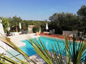 Gîte pour 2 personnes, avec piscine ainsi que jardin et terrasse à Lorgues