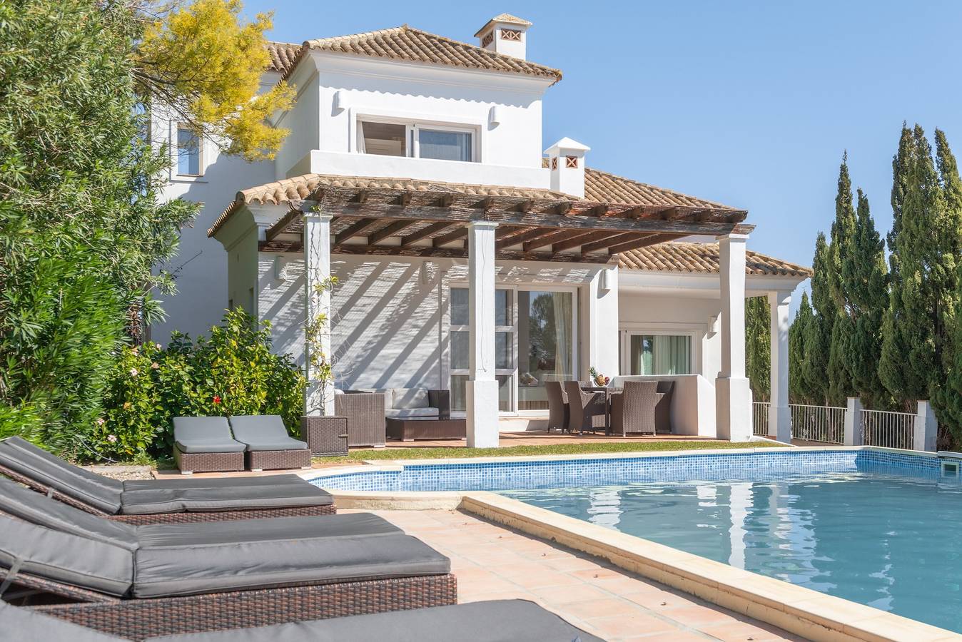 Villa Oleandro con vistas a la montaña, piscina, jardín y Wi-Fi in Benalup-Casas Viejas, Costa de la Luz