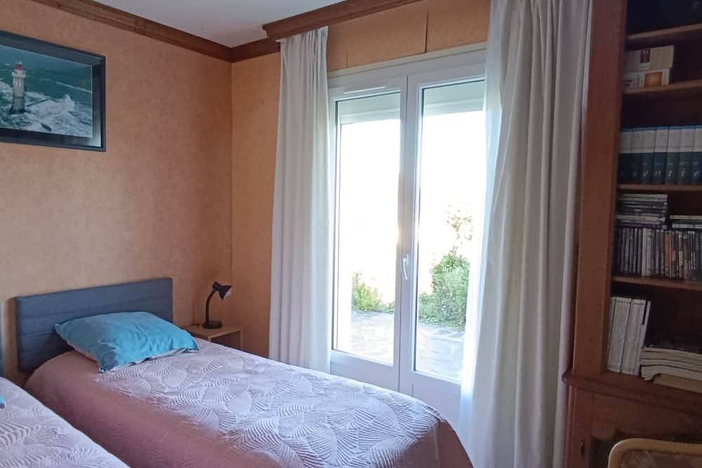 Gîte tout confort calme, vue sur mer, terrasses et piscine intérieure chauffée in Ver-sur-Mer, Côte de Nacre