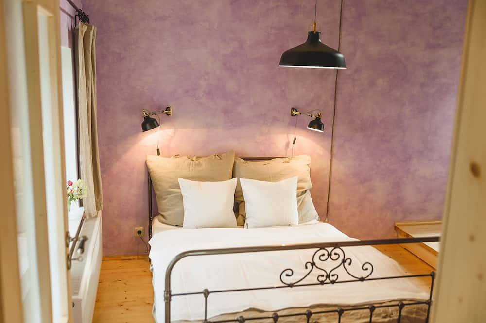 Old water tavern vacation home with summer pool, sauna and hot tub in Pegau, Burgenlandkreis