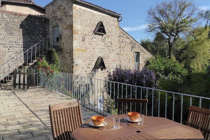Gîte pour 5 personnes, avec jardin à Coudes