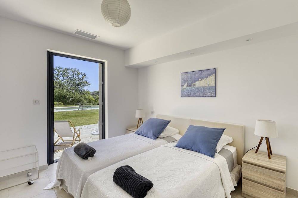 Moderne Villa mit Panoramablick auf das Meer in Saint-Tropez, Mittelmeerküste (Frankreich)