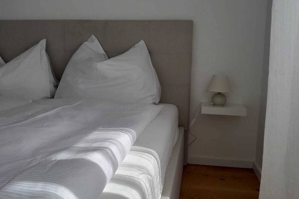 The Moment Luxury Suites- Parndorf, Modernes Haus in Parndorf mit Garten & Pool in Neusiedlersee-Hügelland