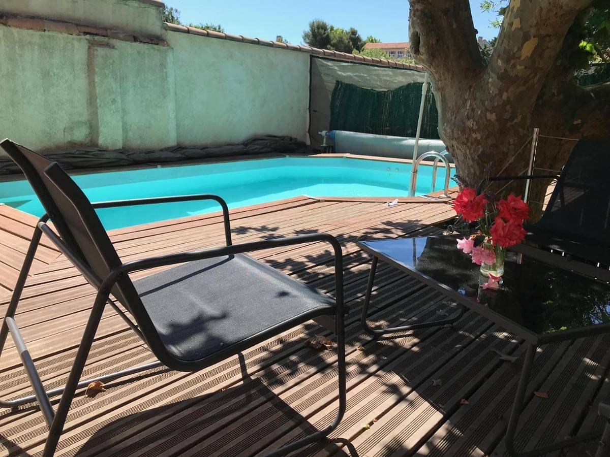 Chambre climatisée avec sdb privée dans une villa avec piscine ouverte d'avril à mi octobre in Marsella, Costa mediterránea (Francia)