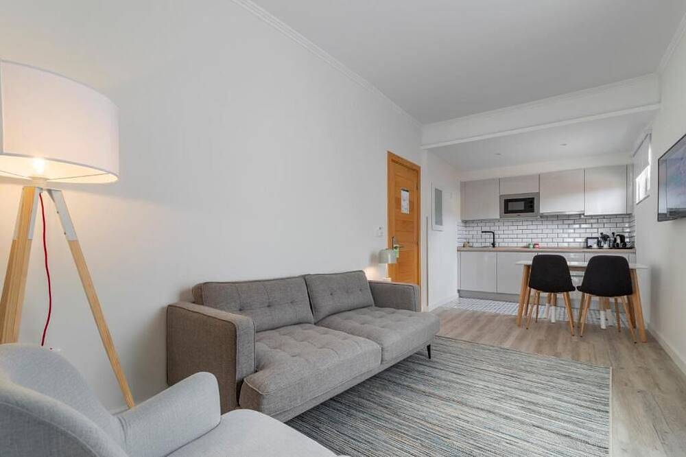 Inviting Oceanfront Room w/ Balcony – Gateway to Adventure & Relaxation in Porto Moniz, Madeira