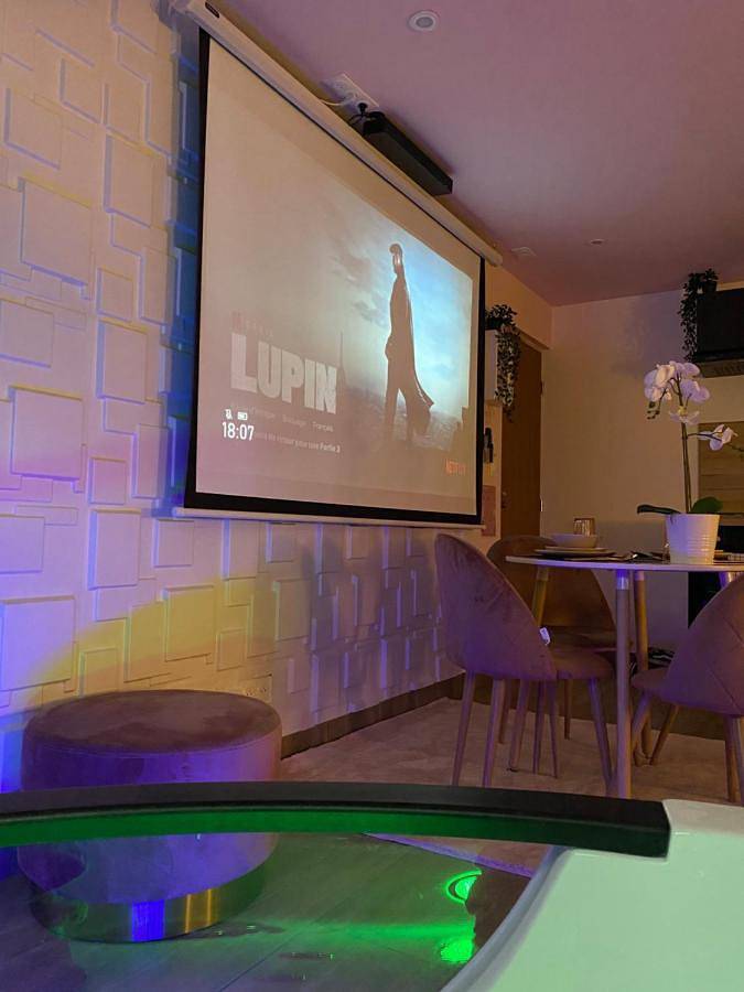 Appartement entier, Capsule color deluxe Balnéo I écran home cinéma I console de jeux in Trith-Saint-Léger, Région de Valenciennes