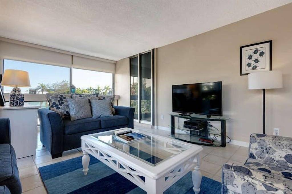 Ganze Wohnung, Einheit 25 im Grand Tower am Strand - Blick auf benachbarte Seetrauben in Siesta Key Beach, Siesta Key