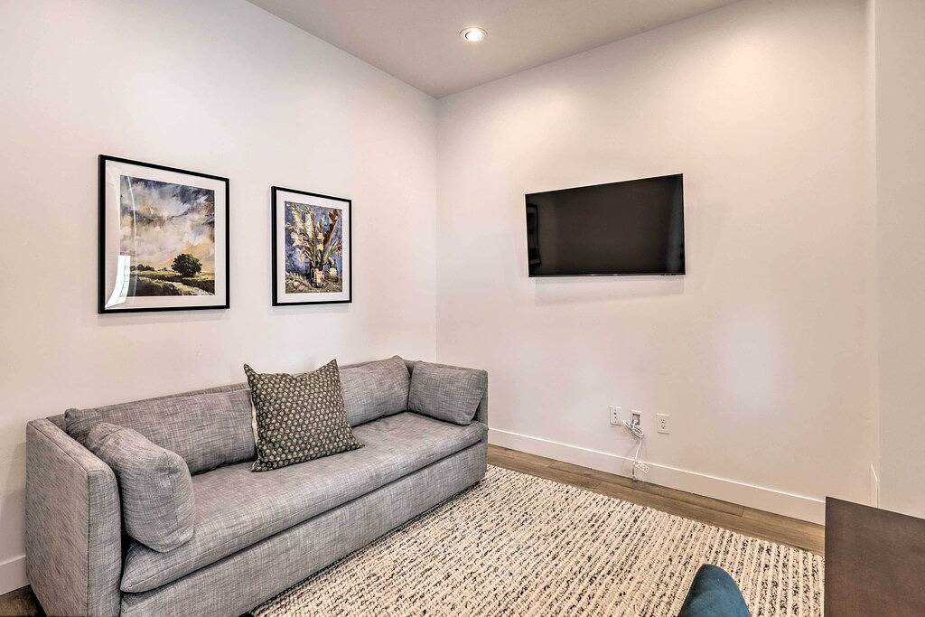 Modern-Chic Provo Townhome 1 Mi to Byu Campus in Provo, Utah Lake