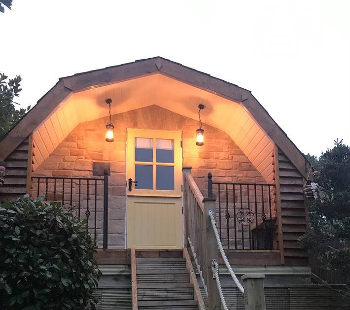 Holiday letting for 2 people, with hot tub and balcony as well as garden in South Devon