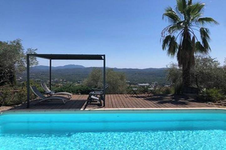 Villa pour 7 personnes, avec terrasse ainsi que jardin et jacuzzi à Montauroux