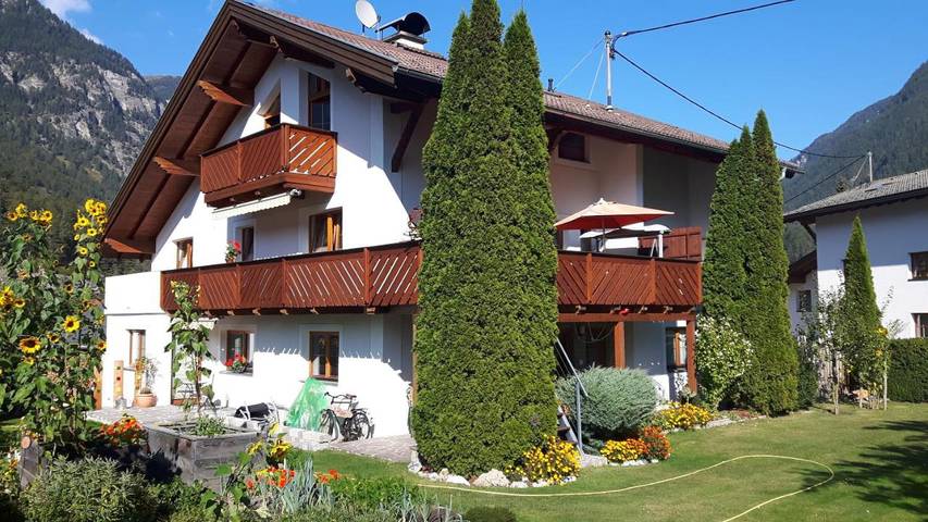 Ferienwohnung für 8 Personen, mit Ausblick und Garten in Pfunds